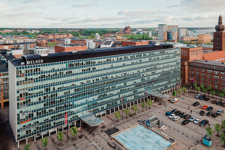 Modern kontorsfastighet i centrala Sverige, fotograferad utifrån